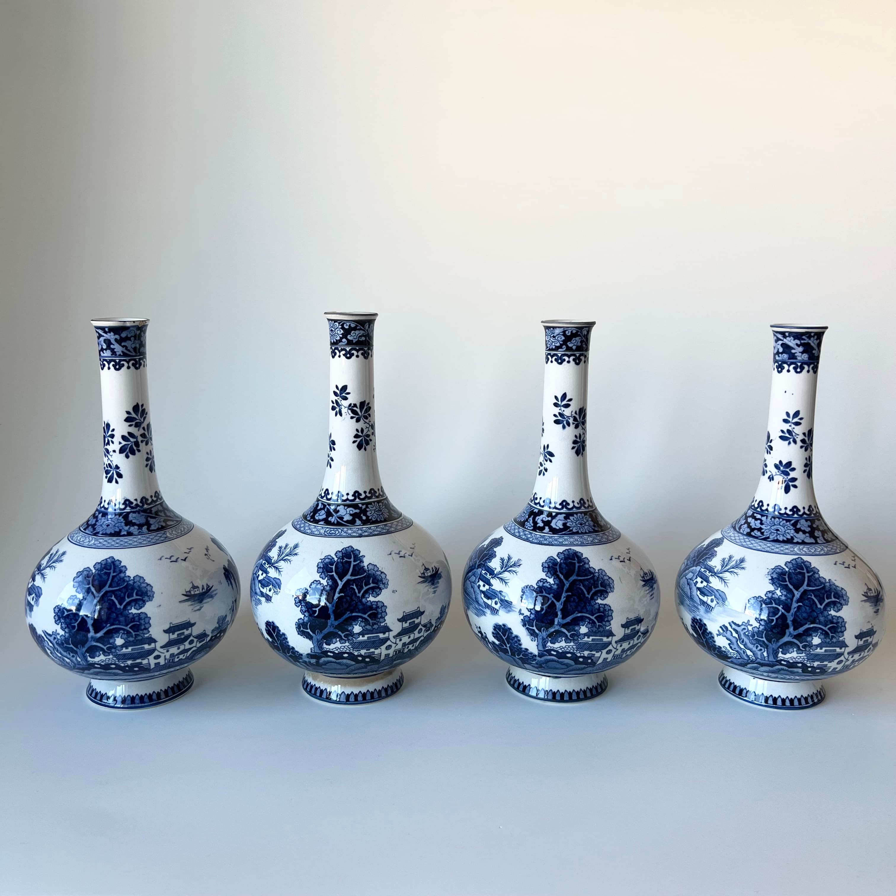 Set of 4 Antique 'Real Old Willow' Vases by Booths detail 1