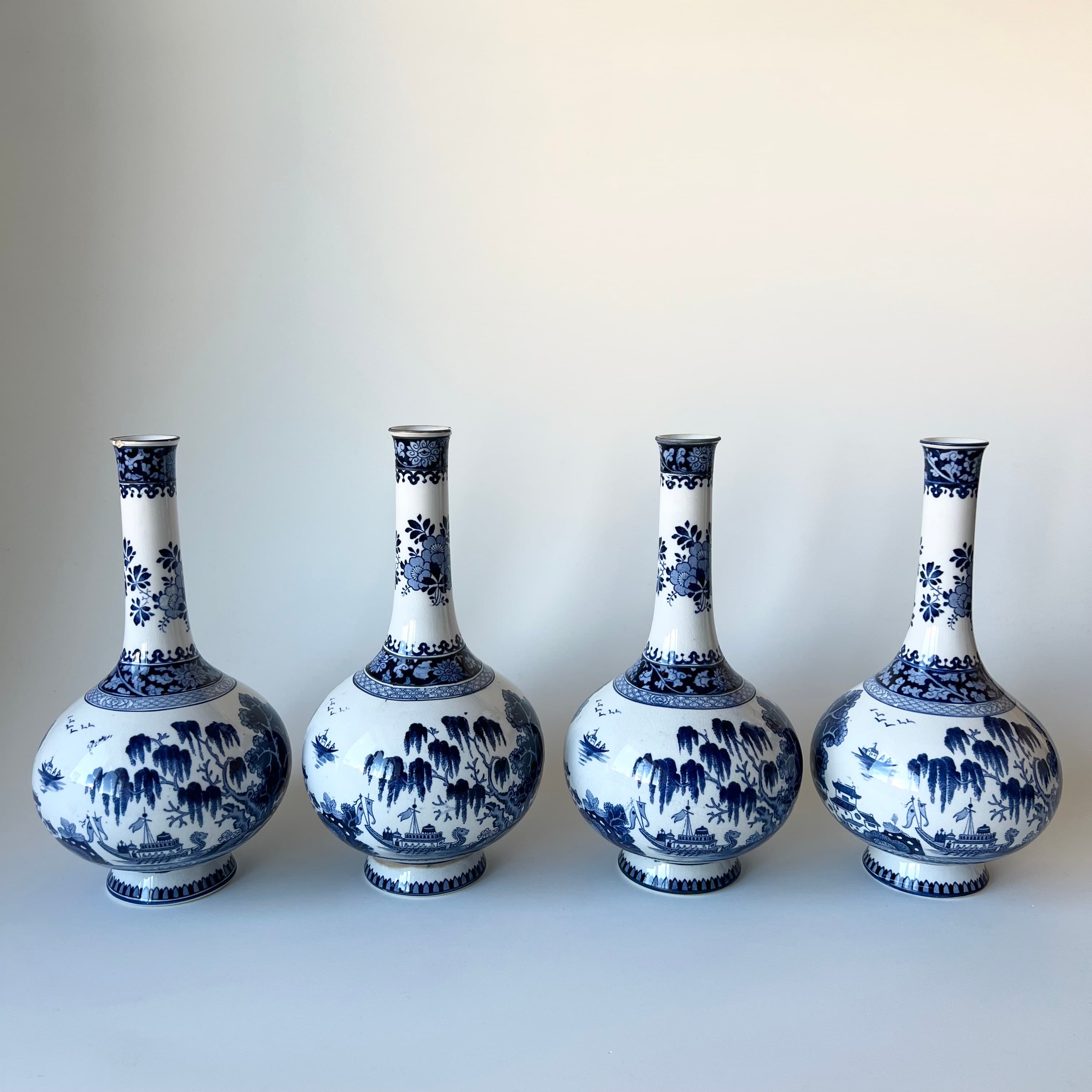 Set of 4 Antique 'Real Old Willow' Vases by Booths detail 2