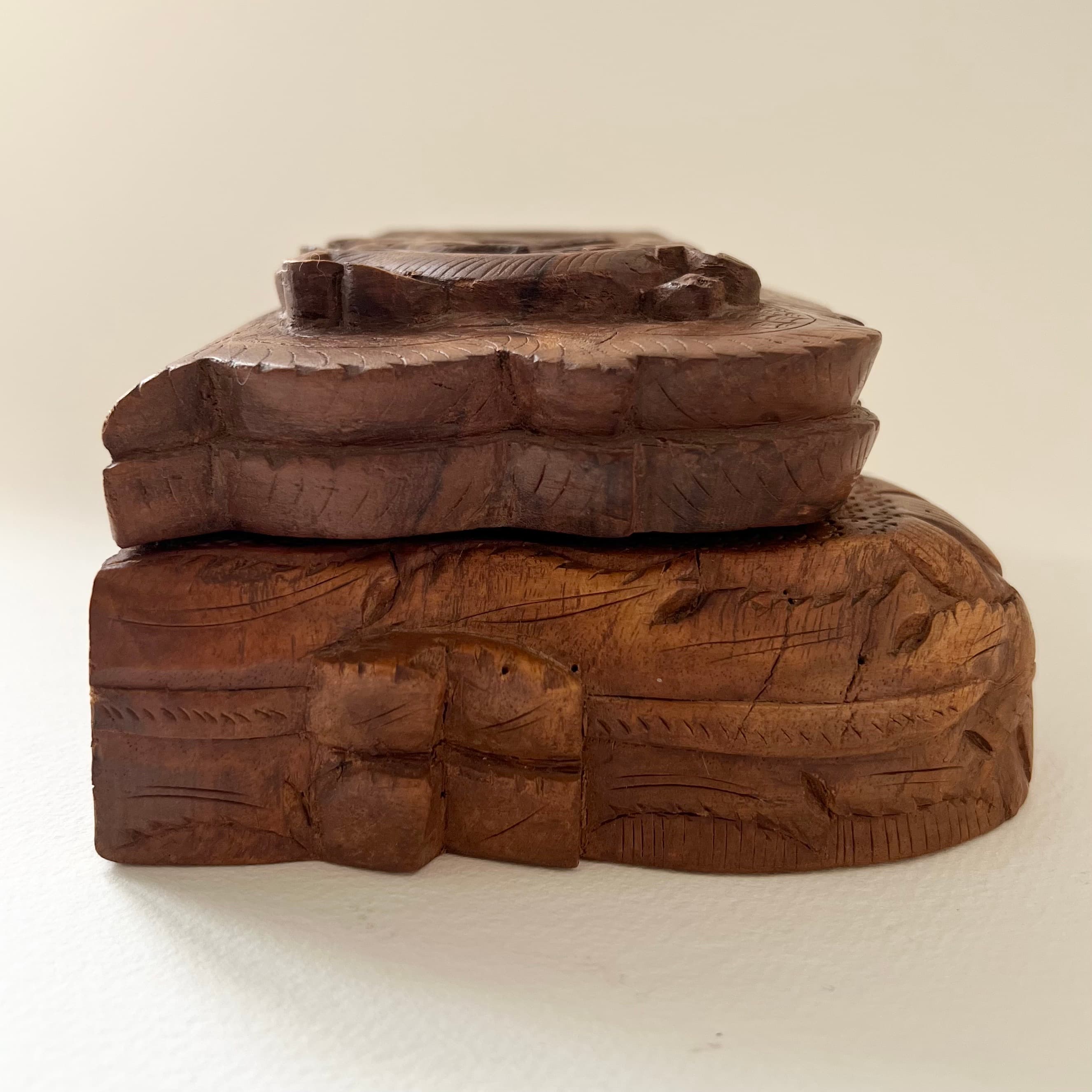 Vintage Hand-Carved Dragon Wood Jewellery Box detail 9