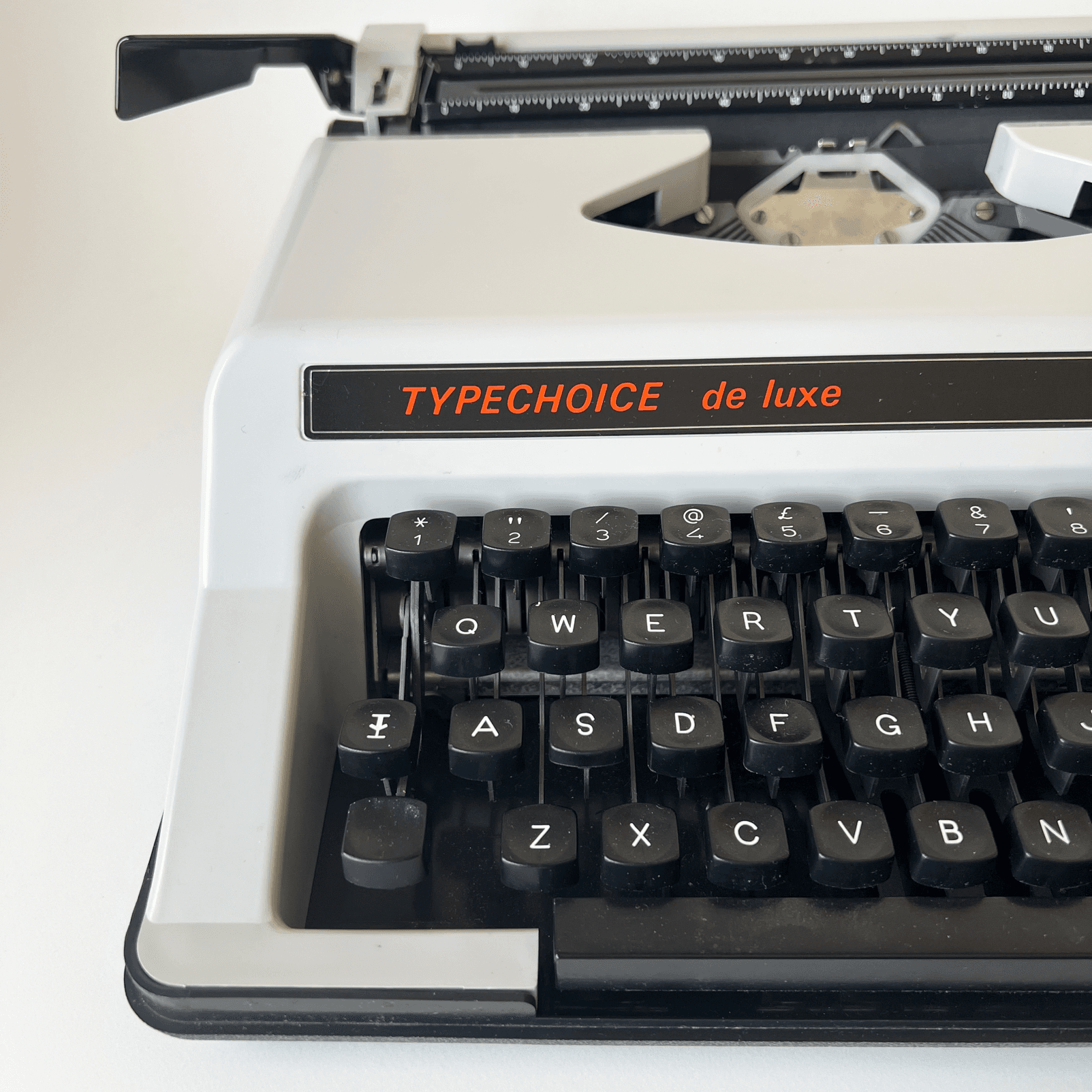 Vintage Typechoice De Luxe Manual Typewriter detail 1