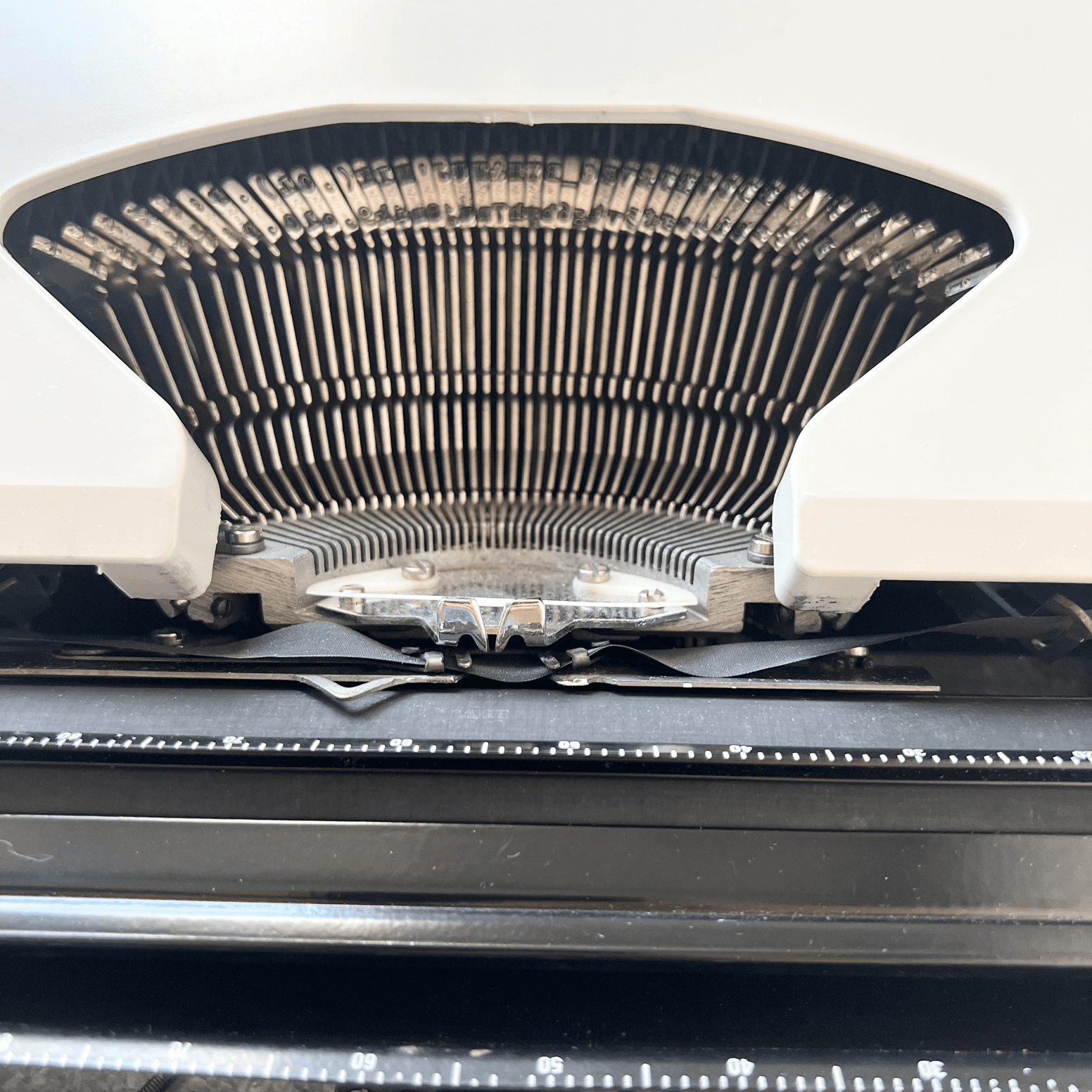 Vintage Typechoice De Luxe Manual Typewriter detail 6