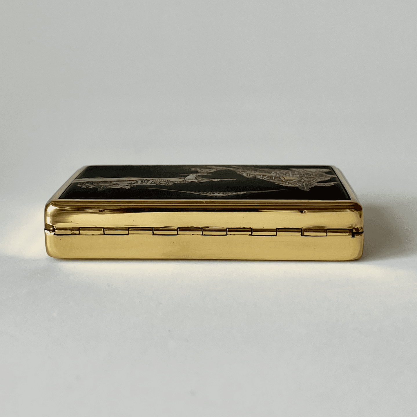 Vintage Clover Musical Powder Compact Gold Tone Vanity Case detail 7