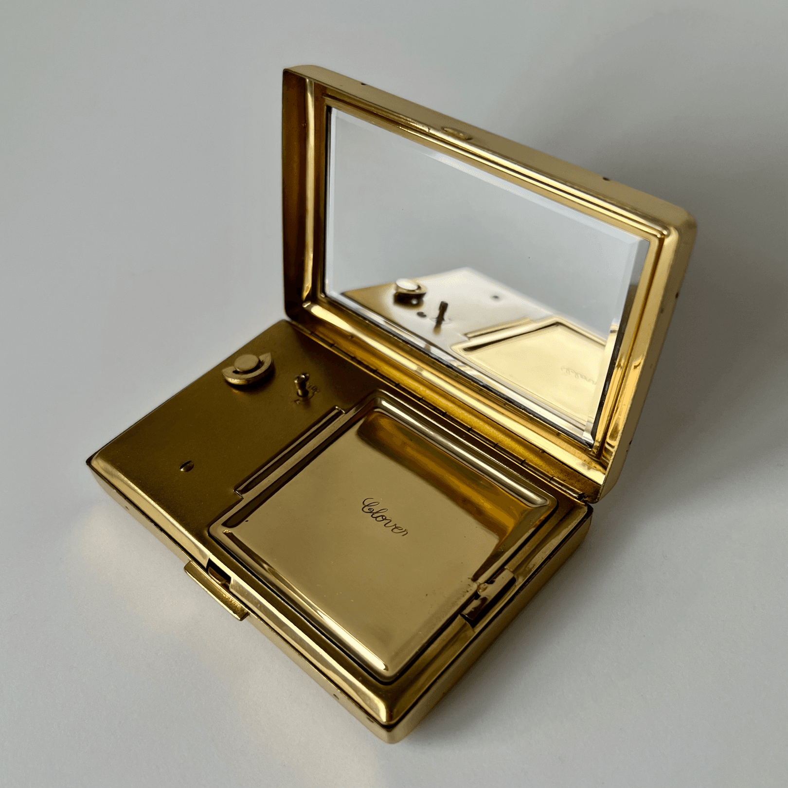 Vintage Clover Musical Powder Compact Gold Tone Vanity Case detail 8