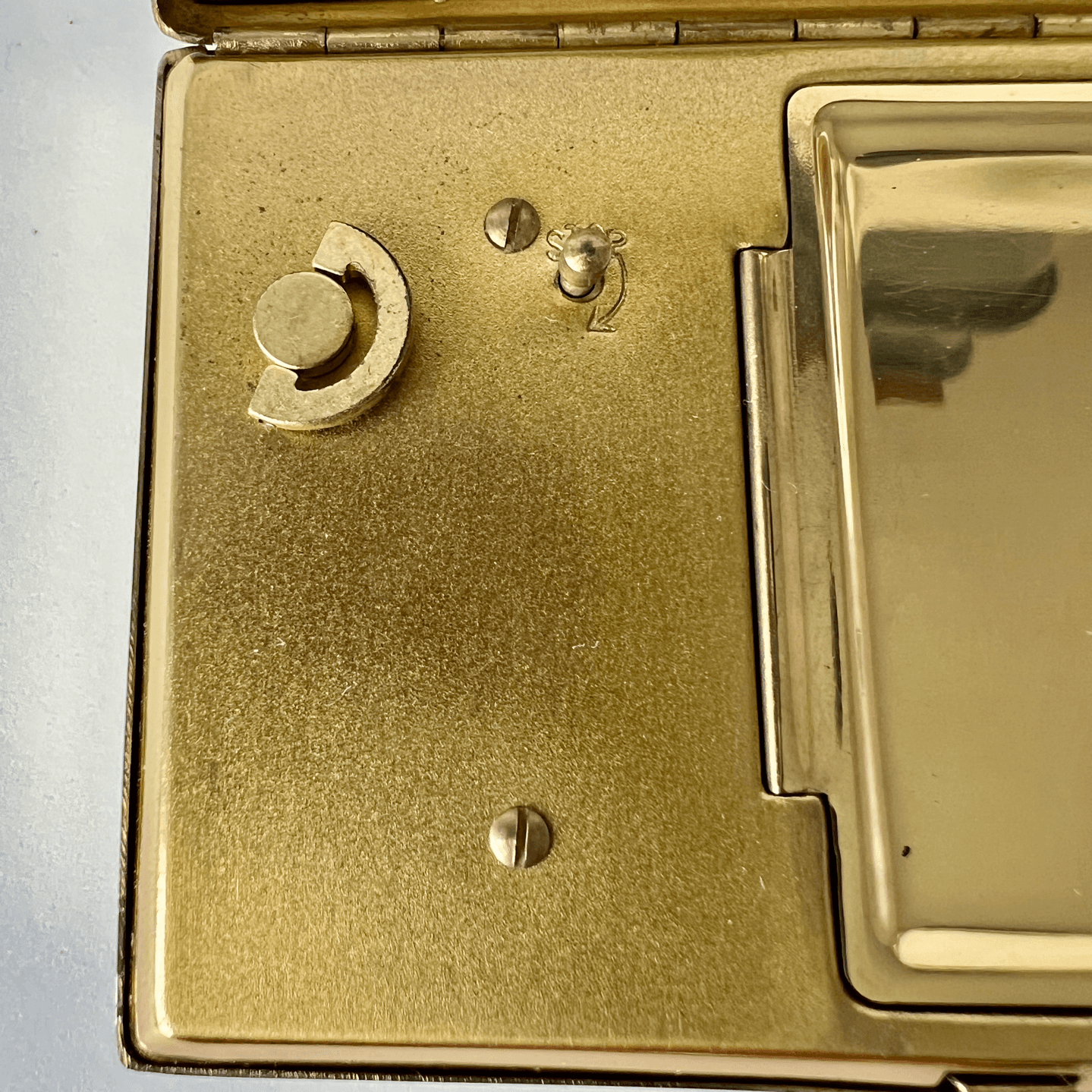 Vintage Clover Musical Powder Compact Gold Tone Vanity Case detail 11