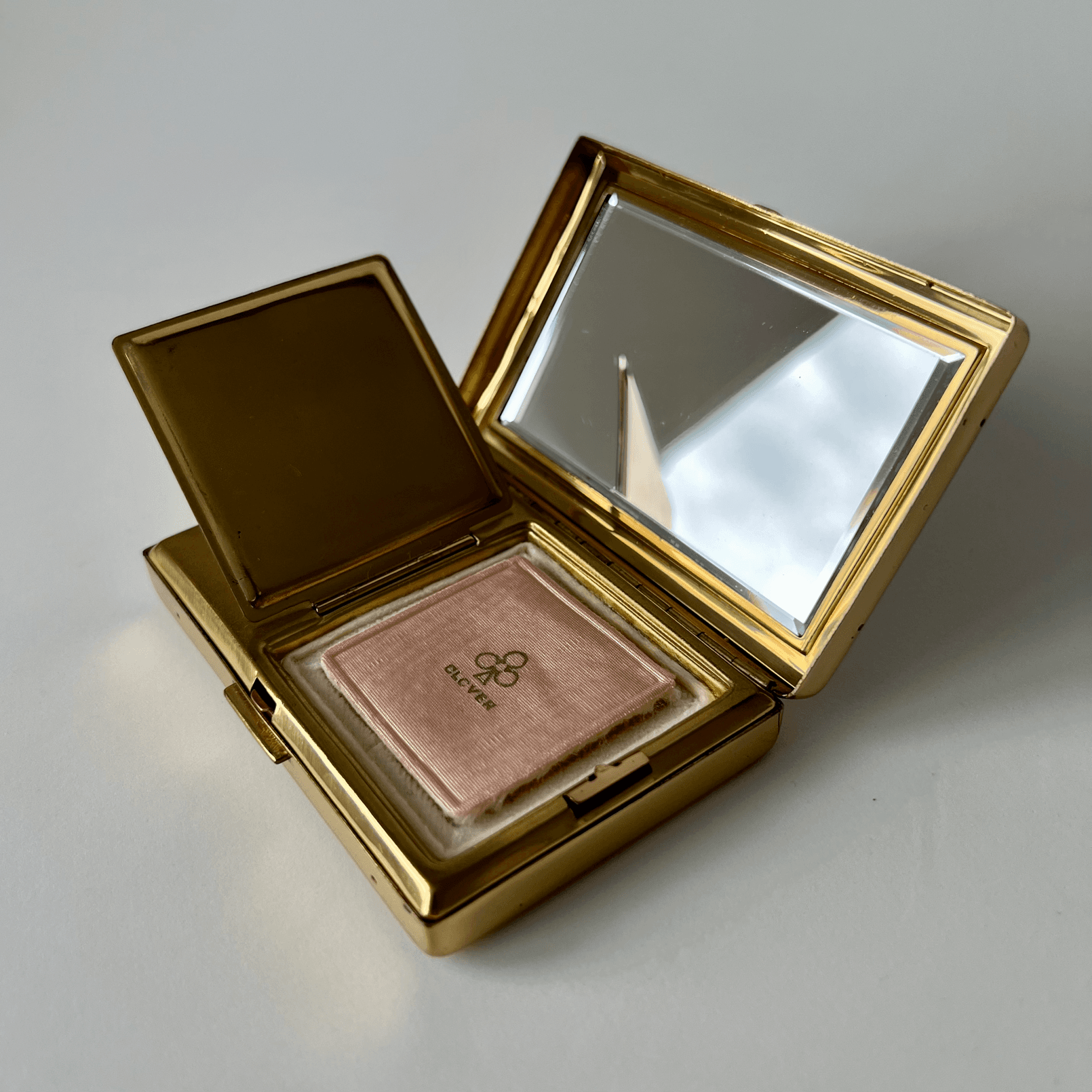 Vintage Clover Musical Powder Compact Gold Tone Vanity Case detail 12